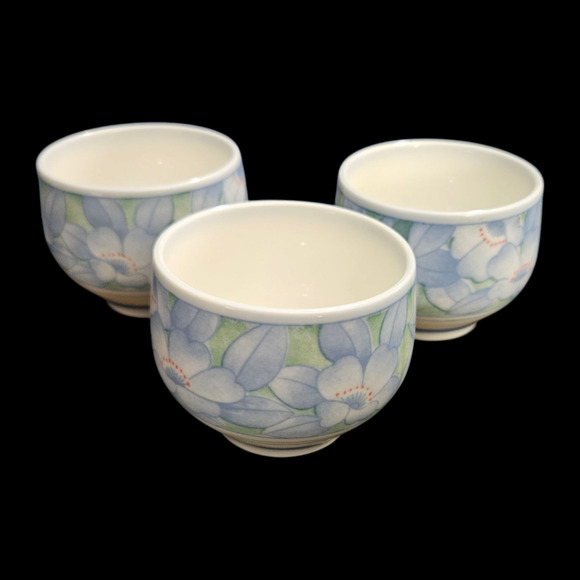 Set of 3 Japanese Tea Cups Blue White Floral Porcelain Yunomi Style Vintage - Picture 1 of 7